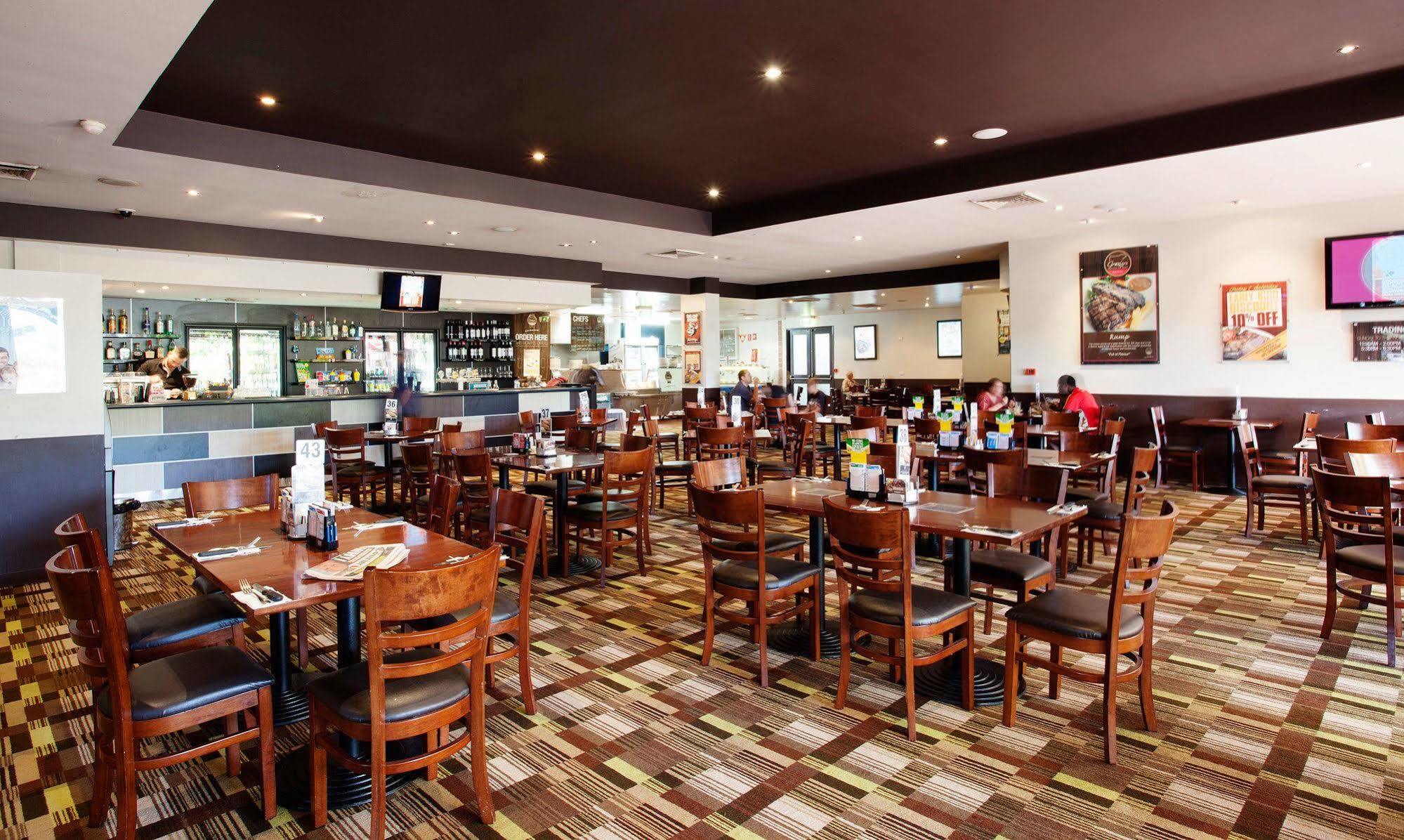 Nightcap At Edge Hill Tavern Cairns Exterior photo